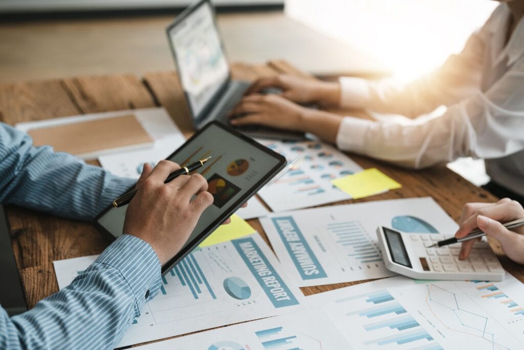 Ilustrasi teamwork konsultan pajak profesional PT Solusi Mandiri Rekananda di Bekasi.